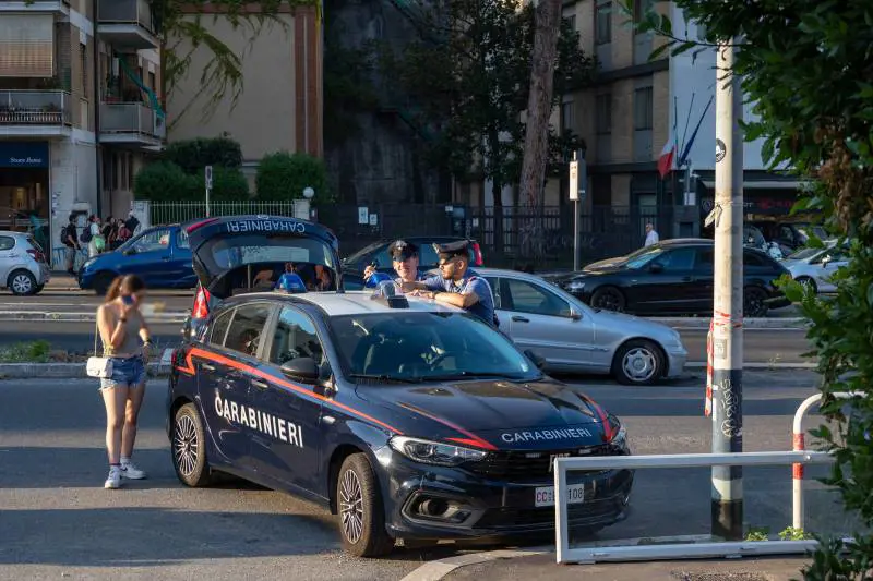 Madre lancia il passeggino contro un furgone in corsa, ferita bimba di due anni