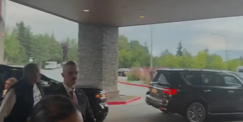 Lavrov in Alaska con la felpa Cccp: cosa c'è dietro la sfida "sovietica" del ministro russo