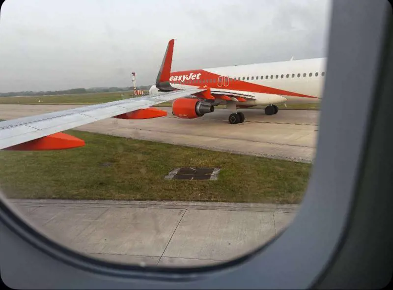 Le ali che si incrociano e la collisione: cos'è successo ai voli Easyjet prima del decollo