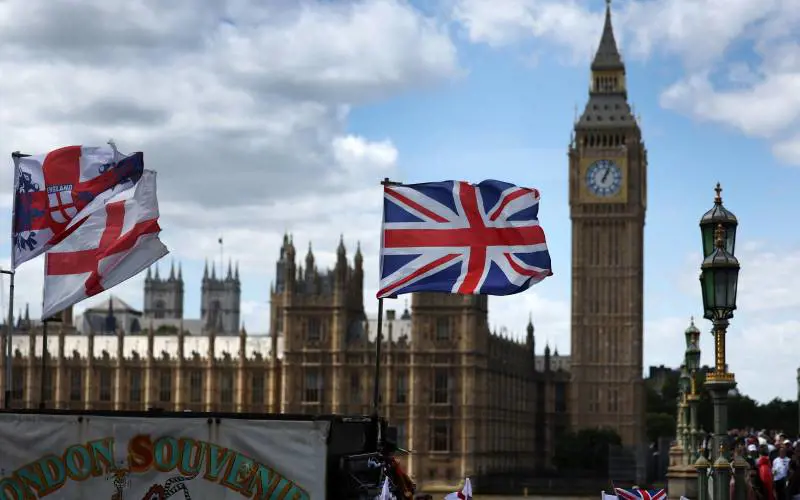 "Sì a quelle palestinesi, no a quelle inglesi". La guerra delle bandiere che infiamma il Regno Unito