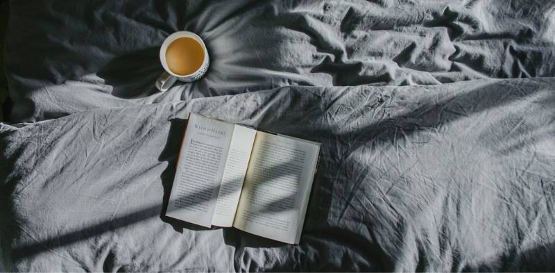 Libro e camomilla per dormire bene