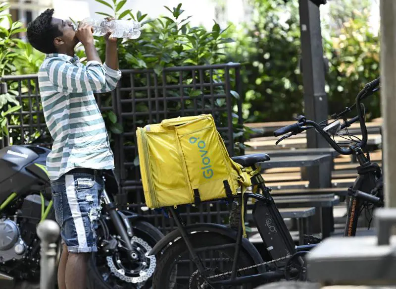 Glovo, il tribunale di Milano condanna il "bonus caldo" per i rider: vanno pagati di più