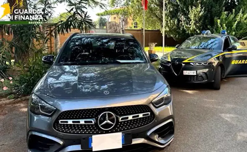 Madre morta da 10 anni: 66enne incassa la pensione, accumula 120mila euro e gira in Mercedes