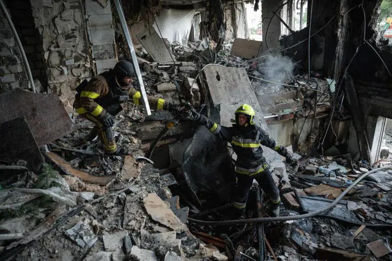 Ancora una notte di terrore in Ucraina: 270 droni e 10 missili su diverse città