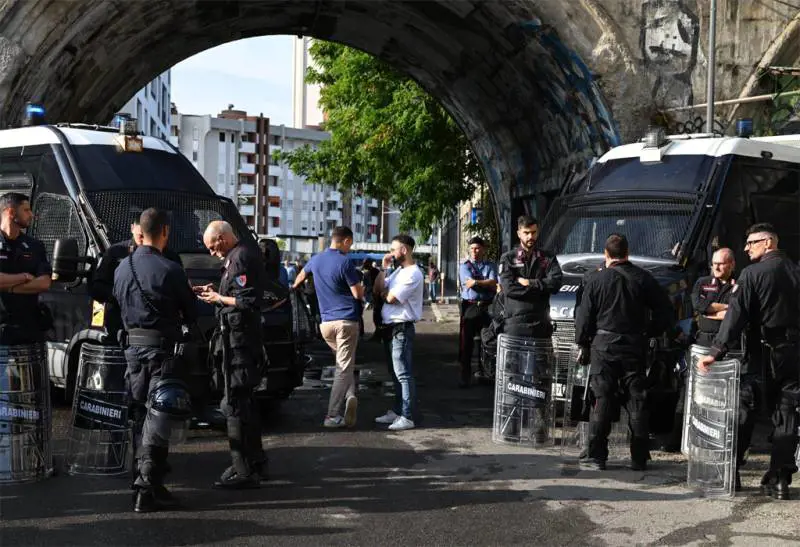 Sgomberato il Leoncavallo: sfratto avviato dopo 31 anni di occupazione. Meloni: “No alle zone franche”