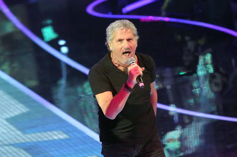 Il cantante Pappalardo insulta Giorgia Meloni e il pubblico lo fischia