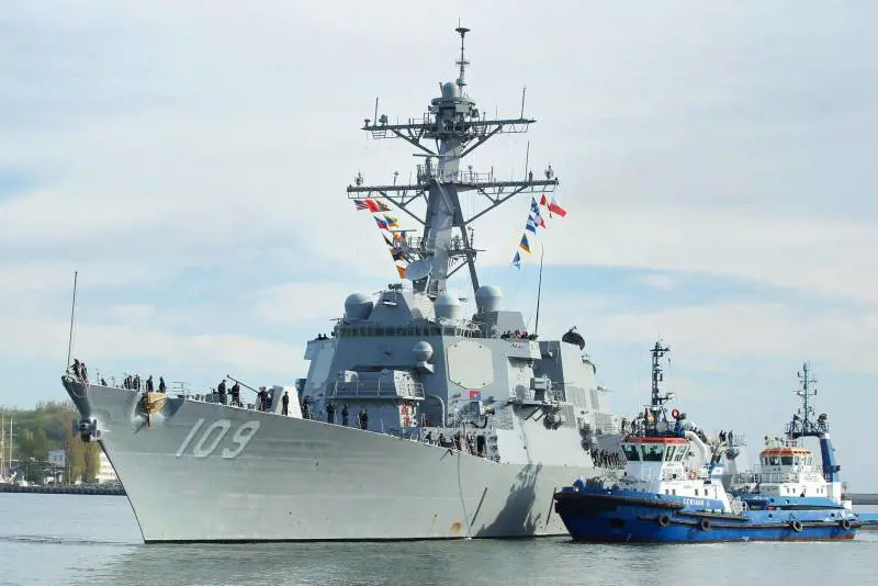 Navi da guerra, sottomarini e aerei spia: Trump invia la flotta contro narcos e Venezuela 