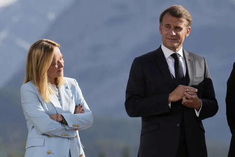 Il silenzio di Meloni e l'irritazione di Tajani. "Politica estera in capo a Chigi e Farnesina"