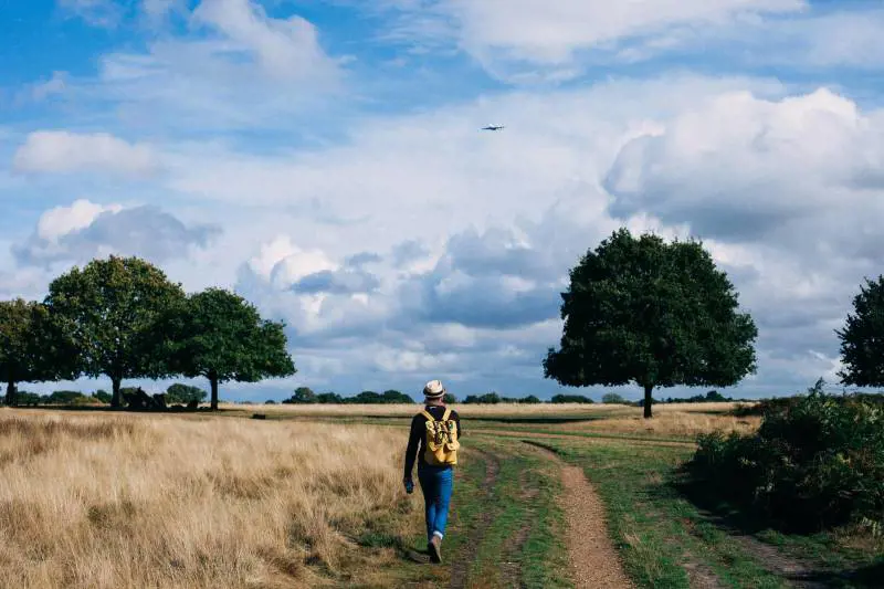 Silent walking: tutti i benefici della camminata silenziosa