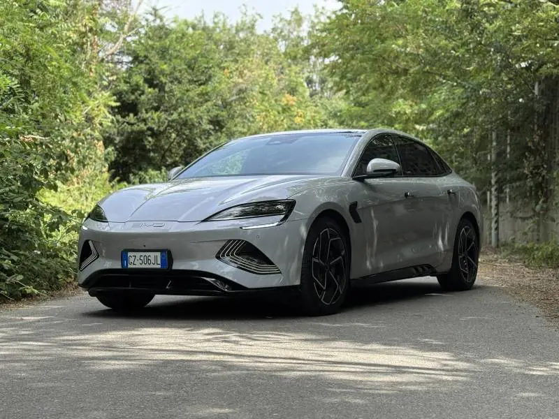 BYD Seal: la berlina elettrica cinese con Tesla “nel mirino”