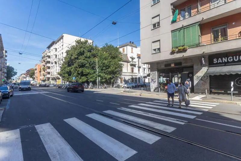 Vicenza, incidente sulle strisce pedonali. Mamma e figlia di quattro mesi investite: grave 36enne