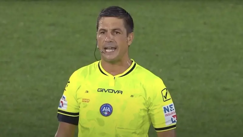 Var, la foga dell'arbitro Manganiello nell’annuncio alla stadio: il web si scatena