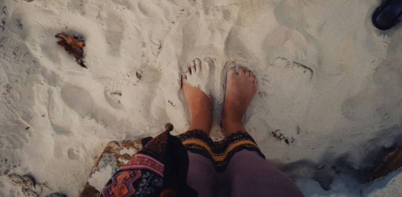 Grounding piedi nella sabbia