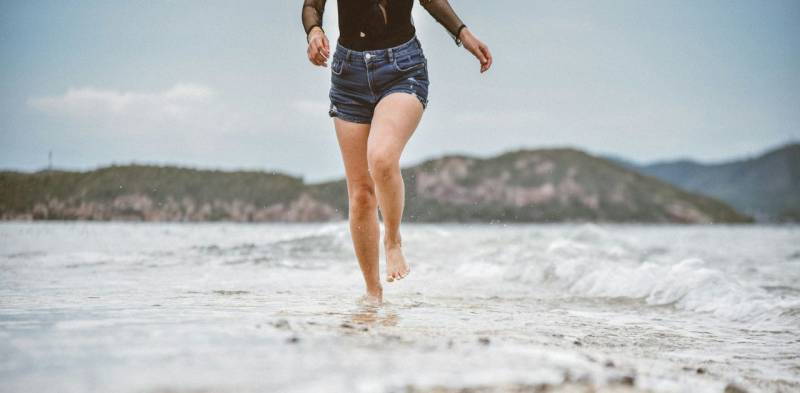 Grounding piedi nell'acqua di mare