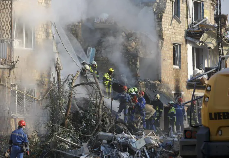 Pioggia di missili e droni su Kiev: 19 morti. Meloni: "La Russia non crede nel negoziato"
