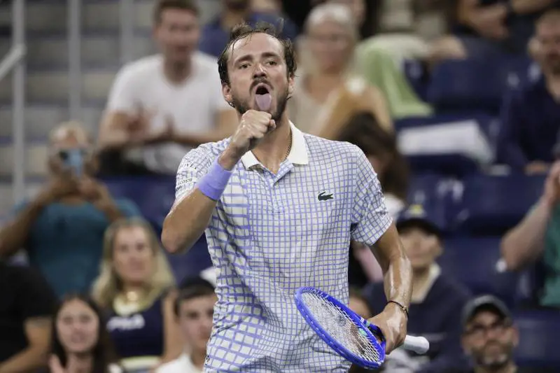 US Open, Medvedev multato per 42.000 dollari: sfuriata in campo, racchetta distrutta e insulti a un fotografo