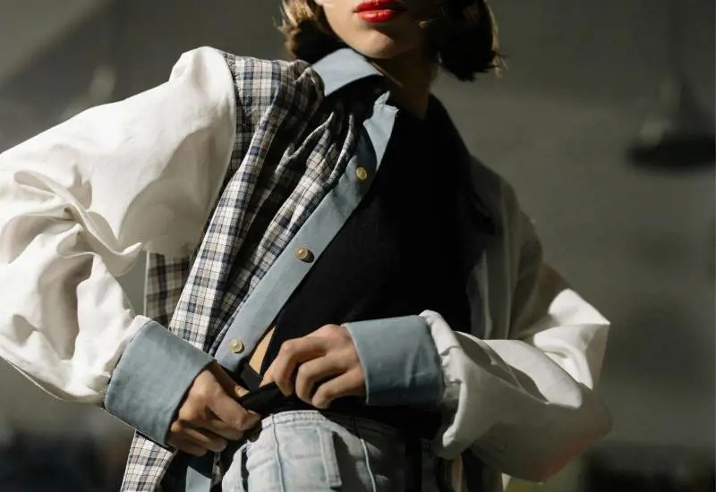 Camicia, come indossarla in base al modello oversize o aderente: 5 idee per non sbagliare