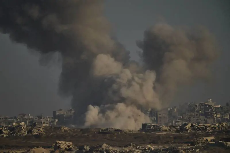 Intensificati gli attacchi a Gaza, un milione in fuga. La conferma degli houthi: "Uccisi dalle Idf premier e ministri"