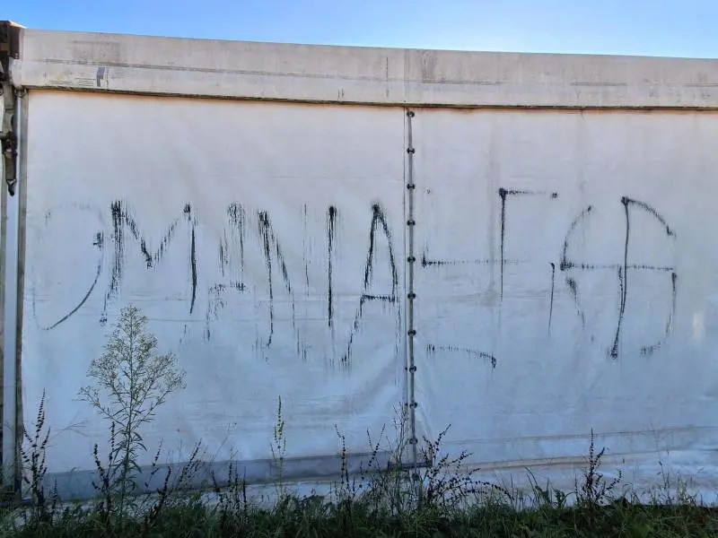 Svastiche, SS e "Israele boia": le scritte alla festa di Varese dove è attesa la Schlein
