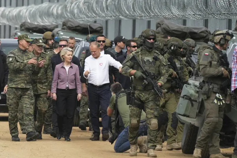 Von der Leyen e Tusk al confine tra Bielorussia e Polonia: "Abbiamo road map chiara per la sicurezza di Kiev"