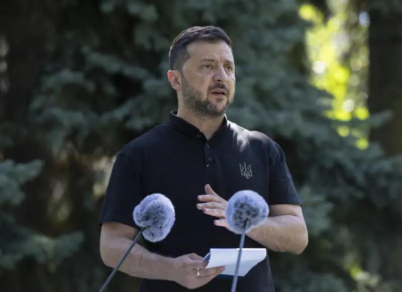 Zelensky "schiera" i soldati Nato. E Putin minaccia: "Un bersaglio"