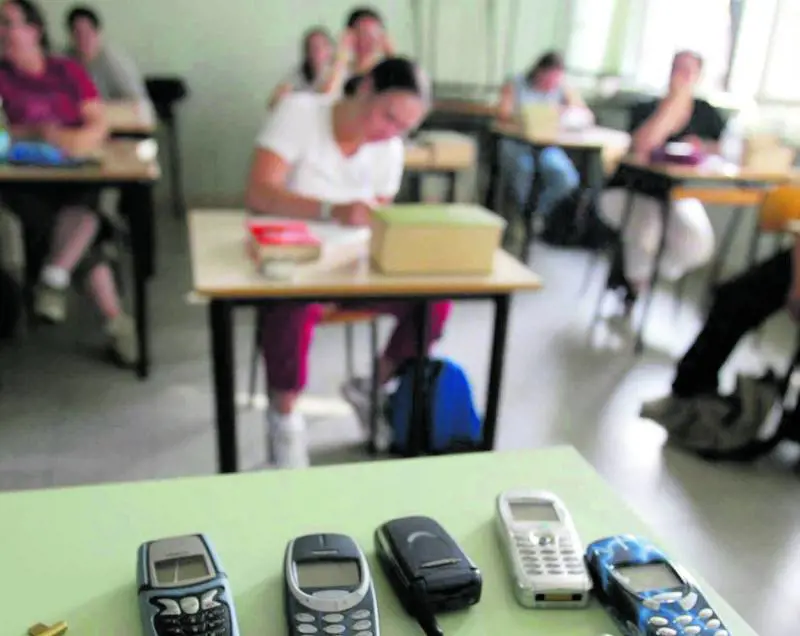 Scuola, no al cellulare: il 76% è d'accordo