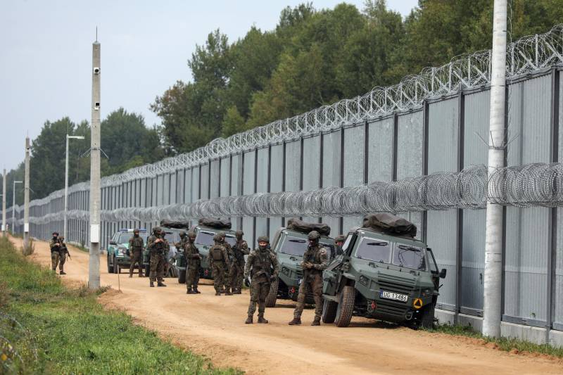 Boom dei sabotaggi e "avviso" all'Ue. La guerra ibrida adesso alza il tiro