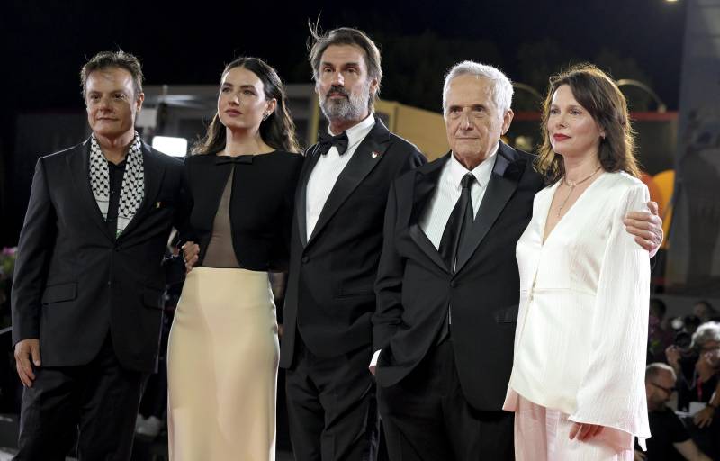 Il cast della serie Portobello