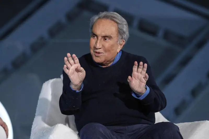 Emilio Fede in condizioni gravi. La figlia: "Sta lottando come un leone"