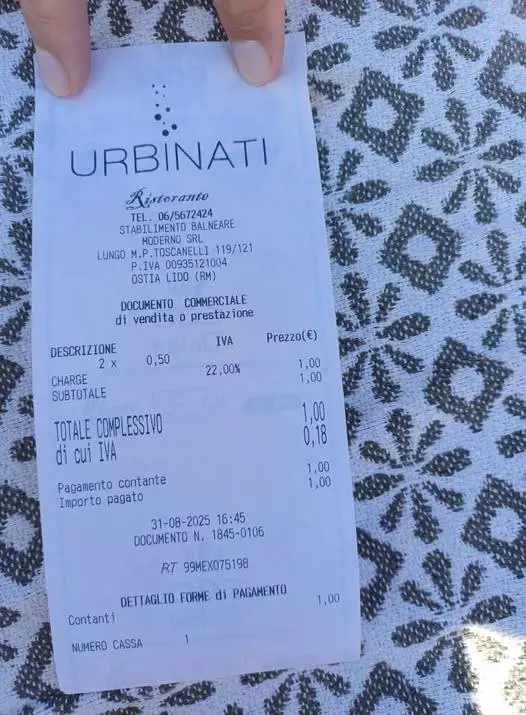 Scontrini folli, al lido di Ostia si paga per caricare il telefono: ecco quanto costa