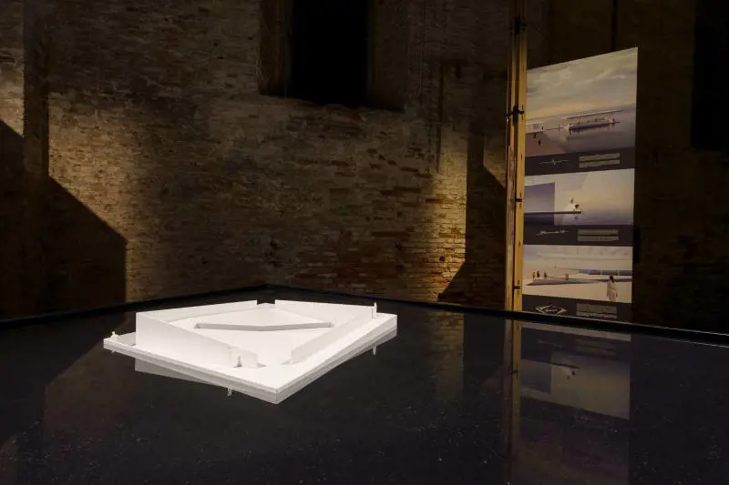 AquaPraça: progetto speciale alla Biennale Architettura 2025 è attualmente ormeggiato all’Arsenale di Venezia