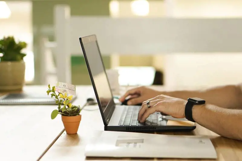 La classifica dei lavoratori: il 6,6% in ufficio oltre 49 ore. Chi sono gli Stachanov d'Europa