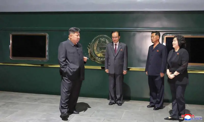 E piazza Tienanmen è pronta per la grande parata militare. Kim in treno con la figlia Ju-ae