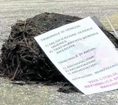 Sterco davanti al Tribunale: "Giudici mafiosi e infami"