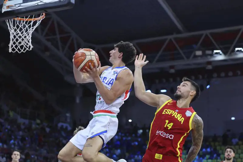 L'Italbasket mata la Spagna e ora vede la vetta del girone