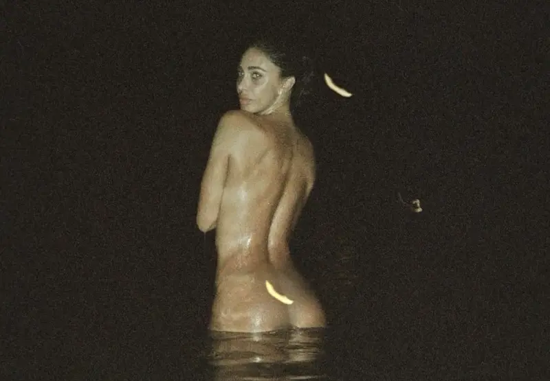Belen nuda al mare di notte: scoppia la polemica