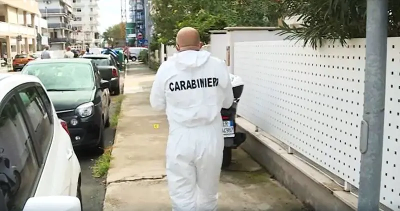 Turista a spasso col cane ferita con una raffica di coltellate: fermato un ragazzo