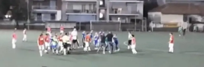 Screenshot del video della rissa tra Volpiano-Pianese e Carmagnola