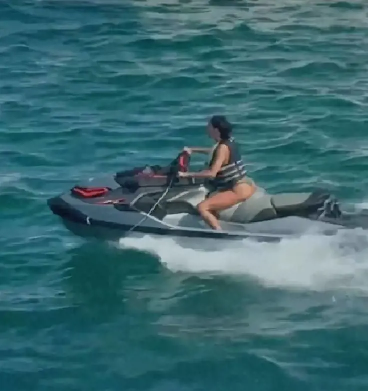 Belen nell'occhio del ciclone, rabbia per il video sulla moto d'acqua: cosa è successo