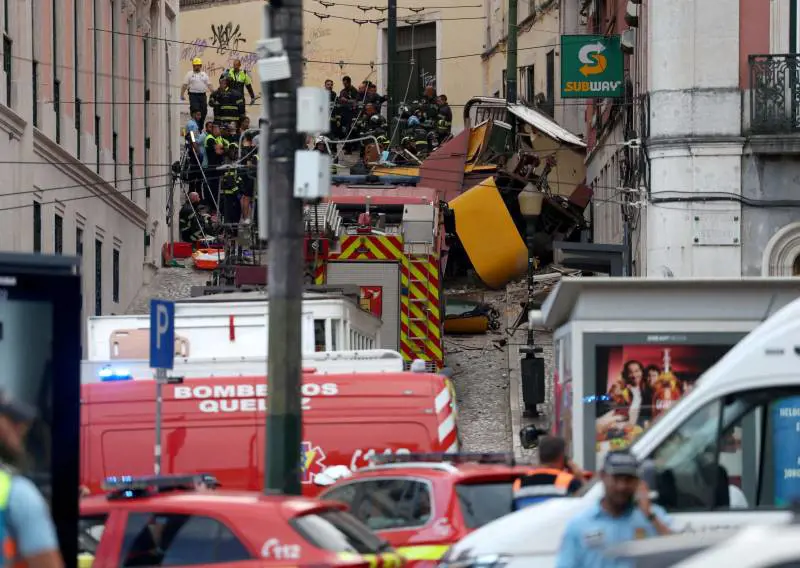 Lisbona, deraglia funicolare: quindici morti. Un'italiana tra i feriti