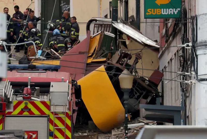 Deraglia la funicolare, strage a Lisbona