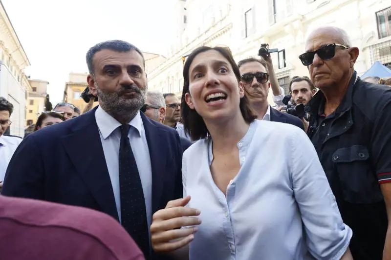 “Tentato dalla segreteria Pd”. Così Decaro potrebbe beffare la Schlein