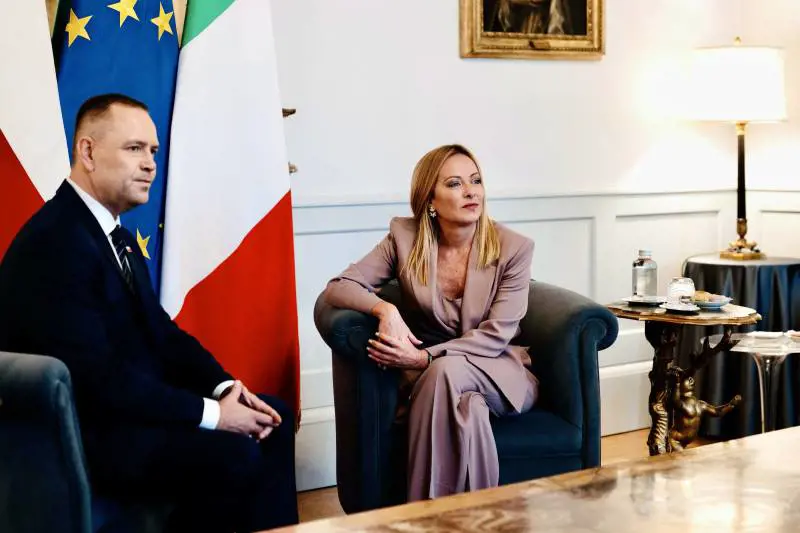 Meloni: "No a truppe sì sostegno logistico". Roma sulla linea di Berlino e Varsavia