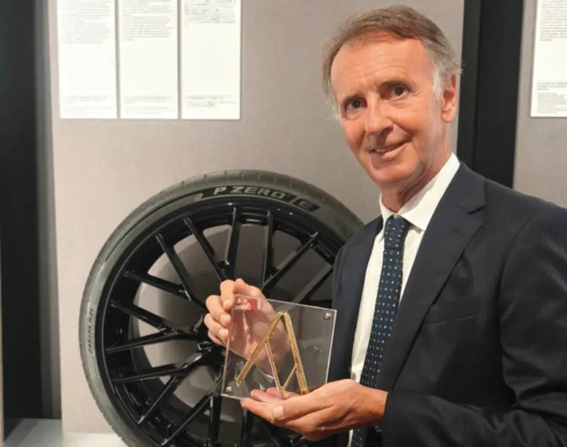 Pirelli, il pneumatico diventa design: il P Zero E conquista il Compasso d’Oro internazionale a Osaka