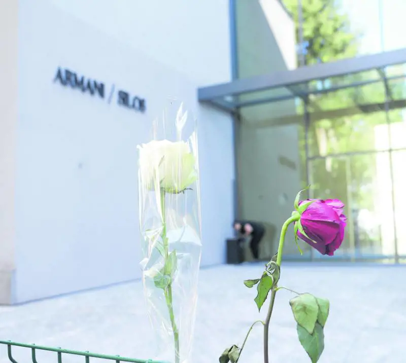 Un nastro nero, fiori e biglietti. Il lutto discreto della sua Milano
