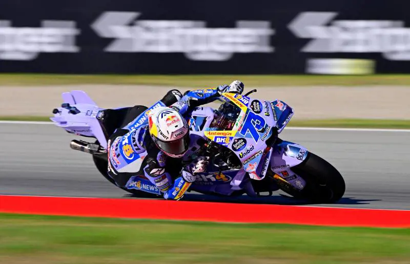 MotoGP, Alex Marquez conquista la pole al Montmelò. Disastro Bagnaia