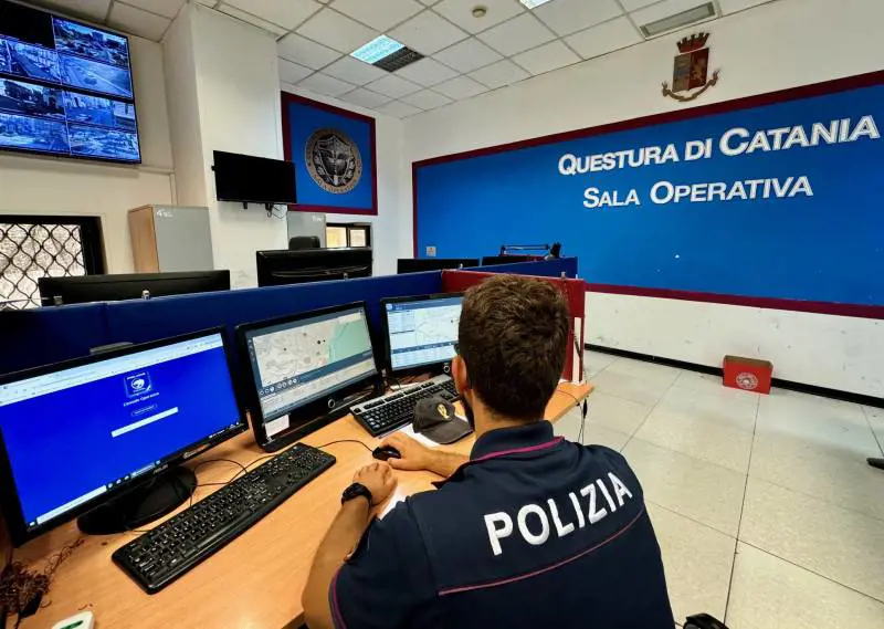 Ruba un auto: forza il posto di blocco e investe un agente
