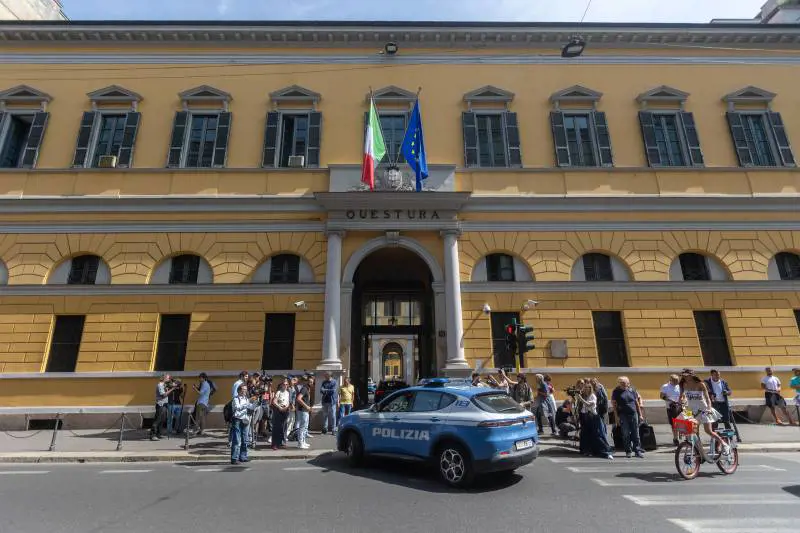 Trova un portafogli e lo consegna alla polizia: dentro ci sono due dosi di cocaina, scatta la segnalazione