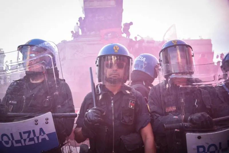 Gli amici violenti del Leoncavallo. Petardi e insulti contro Piantedosi