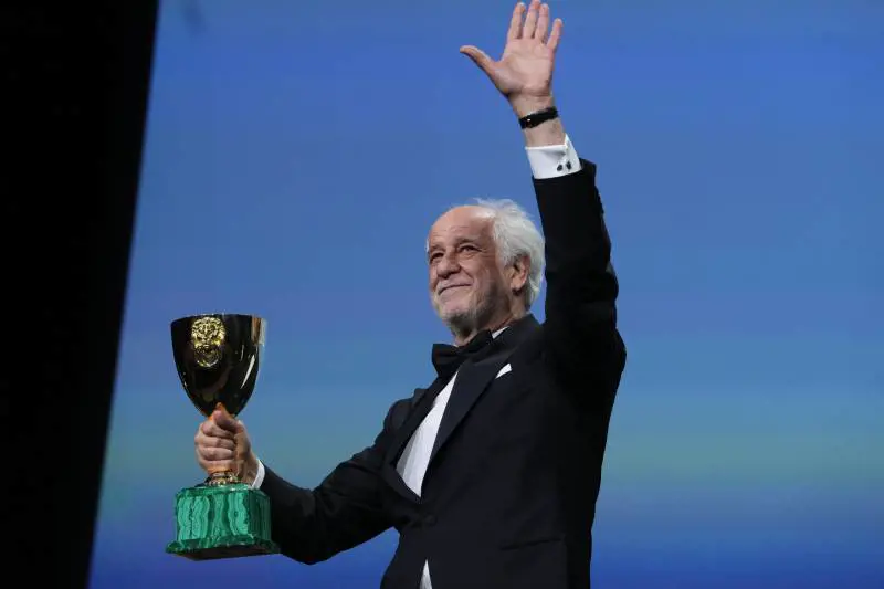 Venezia, Leone d'oro a Jarmush. Servillo miglior attore: "Ammiro chi si è messo in mare per portare umanità"